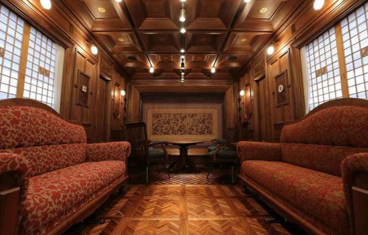 জাপানের সবচেয়ে অভিজাত ও বিলাসবহুল সেবা দেয় কাইয়ুশু সেভেন স্টারস নামের এই ট্রেনটি। দেশের সবচেয়ে সুন্দর অঞ্চল দিয়ে যাত্রা করে এটি। জাপানিদের কাছে এটি ভীষণ জনপ্রিয়।