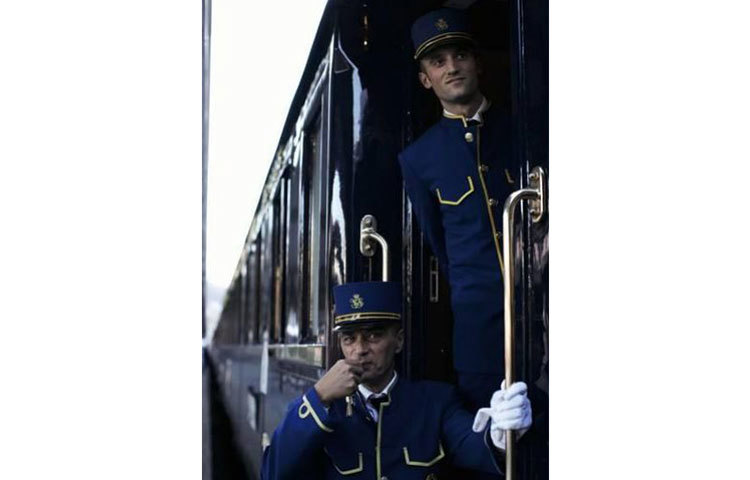 লন্ডন থেকে প্যারিস, প্রাগ, ভিয়েনা এবং বুদাপেস্টে যায় বেলমন্ড ভেনিস সিম্পসন-অরিয়েন্ট এক্সপ্রেস। এটা ১৯২০ থেতে চালু হওয়া ট্রেনটি তার আভিজাত্য এখনো ধরে রেখেছে।