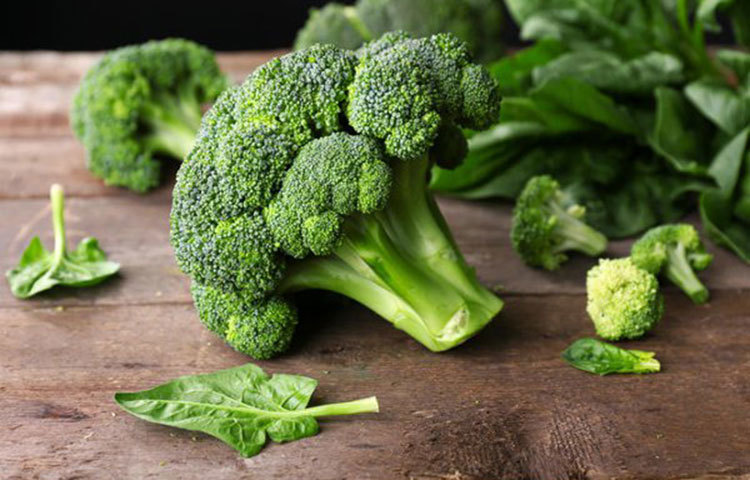 ব্রকলি: এটি আমাদের দেশে এই সবজিটি খুব পরিচিত না হলেও বর্তমানে এটি জনপ্রিয়তা পেতে শুরু করেছে। ব্রকলিতে রয়েছে প্রচুর পরিমাণে ফাইটোনিউট্রিয়েন্ট ও অ্যান্টিঅক্সিডেন্ট আছে যা বয়সজনিত বিভিন্ন অসুখ থেকে দেহকে রক্ষা করে এবং শরীরের বুড়িয়ে যাওয়ার প্রক্রিয়াকে ধীর করে ফেলে।