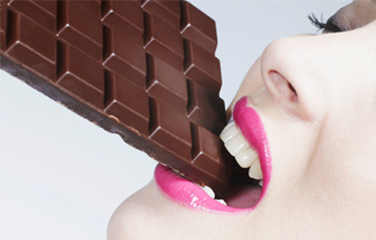 ডার্ক চকলেট: বর্তমান সময়ে ডার্ক চকলেট একটি জনপ্রিয় খাবার। যারা চকলেট ভালোবাসেন তাদের জন্য ভালো খবর হলো ডার্ক চকলেট বয়স ধরে রাখতে সহায়তা করে। ডার্ক চকলেটে প্রচুর পরিমাণে অ্যান্টিঅক্সিডেন্ট আছে। তাই যারা নিয়মিত প্রতিদিন ছোট এক টুকরা ডার্ক চকলেট খান তারা দীর্ঘদিন যৌবন ধরে রাখতে পারেন।