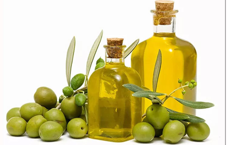 অলিভ অয়েল: খাবার রান্নার সময় অলিভ অয়েল ব্যবহার করলে শরীরে ক্ষতিকর কোলেস্টেরলের পরিমাণ কম থাকে এবং সহজে মেদ জমে না। এছাড়াও প্রতিদিন ঘুমাতে যাওয়ার আগে ত্বকে অলিভ অয়েল ম্যাসাজ করে ঘুমালে ত্বকে বলিরেখা পরে না সহজে। ফলে দীর্ঘ দিন যৌবন ধরে রাখা যায়।