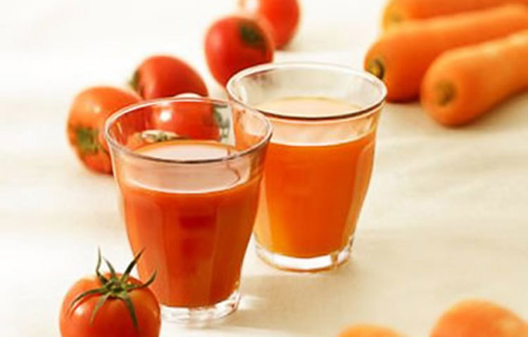 গাজর ও টমেটো: গাজর ও টমেটো ত্বক ও স্বাস্থ্যের জন্য খুবই উপকারী। বিশেষ করে যৌবন ধরে রাখার ক্ষেত্রে এই দুটি সবজির জুড়ি নেই। এগুলোতে প্রচুর পরিমাণে ফাইটোনিউট্রিয়েন্ট ও অ্যান্টিঅক্সিডেন্ট আছে। এছাড়াও এতে আছে বিটা ক্যারোটিন ও লুটেইন যা শরীরের বুড়িয়ে যাওয়া রোধ করতে সহায়তা করে।