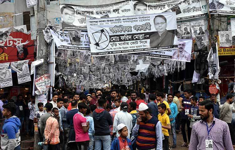 বাড্ডা ৩৮ নং ওয়ার্ডের একটি কেন্দ্রের সামনে ভোটারদের ভিড়। ছবি: বিপ্লব দিক্ষিৎ