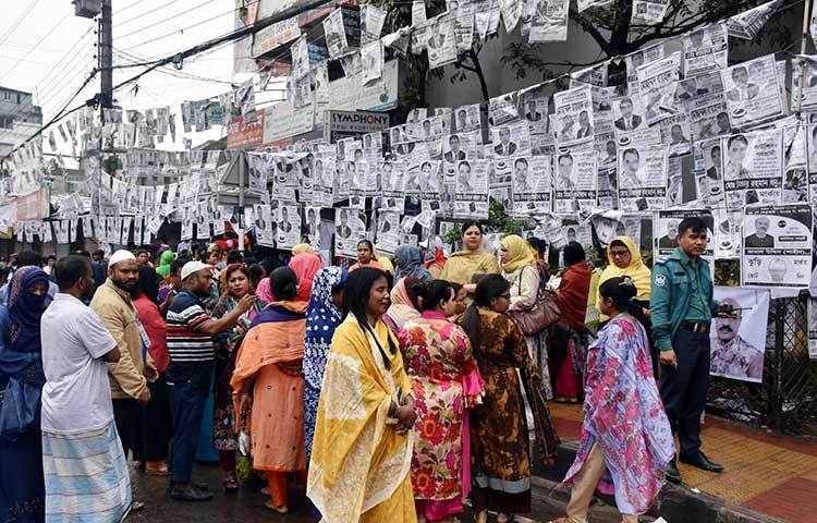 বাড্ডা এলাকার একটি ভোট কেন্দ্রের সামনে ভোটারদের উপস্থিতি। ছবি: বিপ্লব দিক্ষিৎ