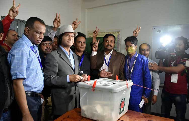 জাতীয় পার্টির মনোনীত মেয়র প্রার্থী শাফিন আহমেদ দুপুরে গুলশান-২ অবস্থিত মানারাত ঢাকা ইন্টারন্যাশনাল স্কুল অ্যান্ড কলেজ কেন্দ্রে ভোট প্রদান করেন। ছবি: বিপ্লব দিক্ষিৎ