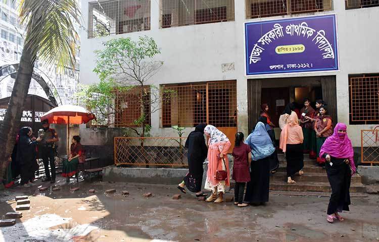 বাড্ডা সরকারী প্রাথমিক বিদ্যালয়ে ভোটগ্রহণ চলছে। ছবি: বিপ্লব দিক্ষিৎ