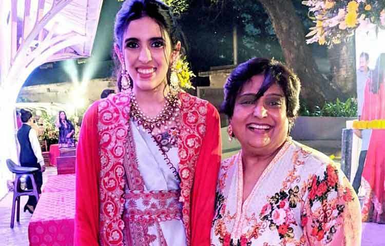 ট্রিডেন্ট হোটেল থেকে বিকেল সাড়ে ৩টা নাগাদ রওনা দেবেন বরপক্ষ অর্থাৎ আম্বানীরা। সন্ধ্যা সাড়ে ৭টা নাগাদ শুরু হবে বিয়ের অনুষ্ঠান।