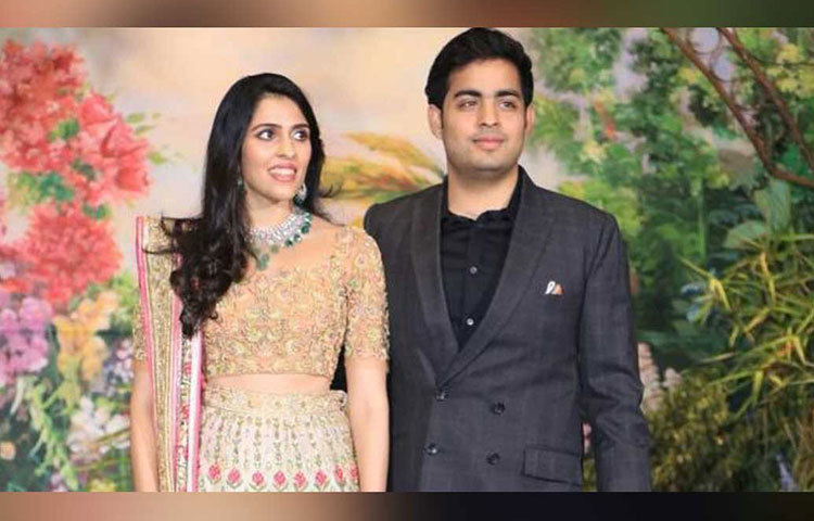 তবে এনগেজমেন্টের আগে সোনম কাপুরের রিসেপশনের পার্টিতেই তাদের ঘনিষ্ঠতা নিয়ে ফিসফাস শুরু হয়ে গিয়েছিল বলিউডে। একসঙ্গে যাওয়া, সারা ক্ষণ একে-অন্যের সঙ্গে থাকা ও এক সঙ্গে ফিরে আসার মধ্যেই তাদের ঘনিষ্ঠতার খবর যেন জানান দিয়েছিলেন দু’জনে।