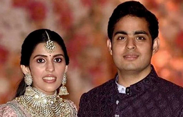 ব্যবসায়ী পরিবারের মেয়ে শ্লোকের সঙ্গে গত বছর জুনে অ্যান্টিলিয়ায় বাগদানও সেরে ফেলেছেন মুকেশ আম্বানীর বড় ছেলে আকাশ আম্বানী। সম্প্রতি আকাশের যমজ বোন ঈশা আম্বানীর বিয়েতে দু’জনের কিছু ক্যামেরাবন্দি মুহূর্ত যেমন রয়েছে, তেমনই বেড়াতে গিয়ে একান্তে কাটানো ঘনিষ্ঠ ছবিও রয়েছে এই তালিকায়।