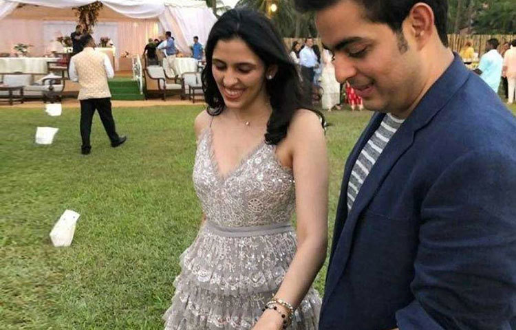 তবে বাগদানের আগে গোয়ায় প্রি এনগেজমেন্ট পার্টিতে শ্লোকের হাতে প্রি এনগেজমেন্ট রিং পরিয়ে দেওয়ার পরে তোলা এই ছবি। প্রকাশ্যে আসতেই সোশ্যাল মিডিয়ায় বেশ জনপ্রিয় হয়েছে। হাতে হাত ধরে লাজুক চোখে দু’জনেই যেন নিজেদের ভবিষ্যত জীবনের পথকে আরও দৃঢ় করতে চাইছেন।