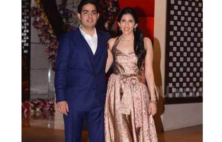 বন্ধু ও পরিবারের সদস্যদের সঙ্গে নিয়ে বাগদান অনুষ্ঠান মিটে যাওয়ার পর দু’জনের এই ছবিটিই তোলেন তারা। ডিজাইনার লং ড্রেসে শ্লোক ও নীল ফর্মালে আকাশ দু’জনেই যেন মেড ফর ইচ আদার!