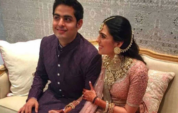 এ যেন এনগেজমেন্ট পার্টির ভিড়ের মধ্যেই নিজেদের জন্য খানিক একান্ত অবসর খুঁজে নেওয়া। হাতে হাতে ধরে বসে রয়েছেন দু’জনেই।