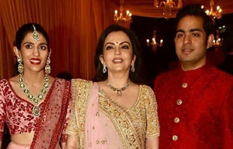 ঈশার বিয়েতে আকাশের পরিবারের সঙ্গে মিশে গিয়ে আনন্দে ভাগ নেন শ্লোকও। হবু শাশুড়ি নীতা আম্বানীর সঙ্গেও তার সম্পর্ক বেশ ভালো। শাশুড়ি নীতা ও হবু বর আকাশের সঙ্গে ঈশার বিয়ের অনুষ্ঠানে এসে ফোটো সেশনেও অংশ নেন শ্লোক।