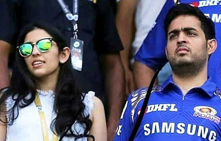 মুম্বাই ইন্ডিয়ানসের ম্যাচ দেখতেও একসঙ্গে মাঠে গিয়েছেন বহু বার। তেমনই এক মুহূর্তের ছবি এটি। আকাশ এর আগেও জানিয়েছেন, শ্লোক ও তিনি দু’জনেই ক্রিকেট পছন্দ করেন। এই ছবিতেও বোঝা যাচ্ছে উপভোগ করছেন ম্যাচ।