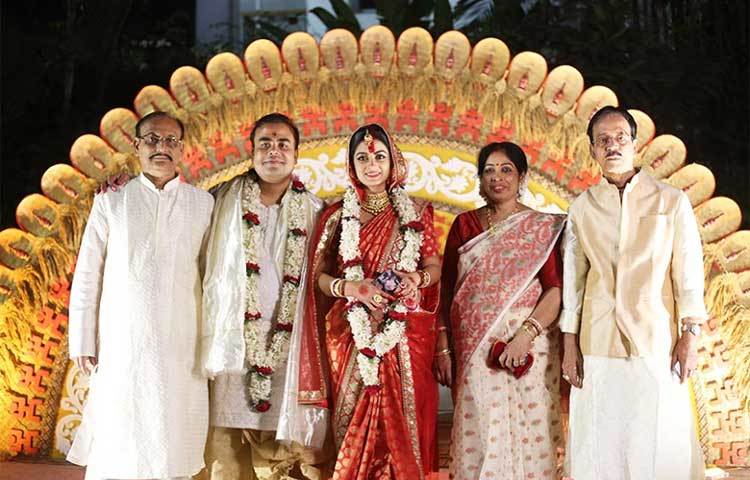 বর ও কনের সঙ্গে দুই পক্ষের অভিভাবকেরা।