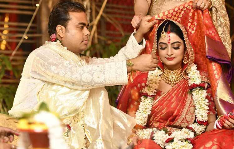 অঙ্কিতার স্বামী পেশায় একটি সফটওয়্যার কোম্পানির কর্তা। তার নাম সৌমিত্র পাল।