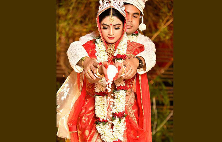 অঙ্কিতার বরের সঙ্গে কিন্তু ফিল্ম ইন্ডাস্ট্রির কোনও সম্পর্কই নেই। সৌমিত্র ভারতের বেঙ্গালুরুতে থাকেন।