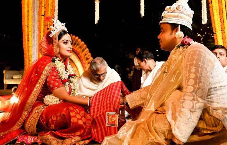 এক বছর আগে ম্যাট্রিমনিয়্যাল সাইটের মাধ্যমে আলাপ হয় অঙ্কিতা-সৌমিত্রর। তারপর বন্ধুত্ব। সৌমিত্রর বাবা-মা গুয়াহাটিতে থাকেন।