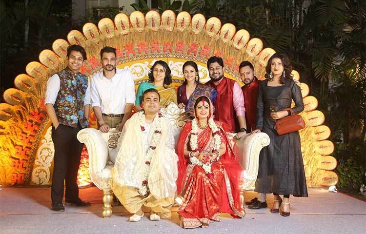 বিয়ের আসরে উপস্থিত ছিলেন অভিনেতা-অভিনেত্রী-প্রযোজকসহ বিনোদন জগতের বন্ধুরা।