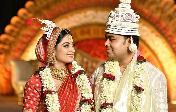 বিয়ের কার্ড থেকে অতিথিদের জন্য রিটার্ন গিফট, সবটাই নিজে হাতে সাজিয়েছিলেন অঙ্কিতা। দু’জনেরই নামের প্রথম অক্ষর দিয়ে ডিজাইন করা হয়েছিল লোগো। সবেতেই ছিল নান্দনিকতার ছোঁয়া।