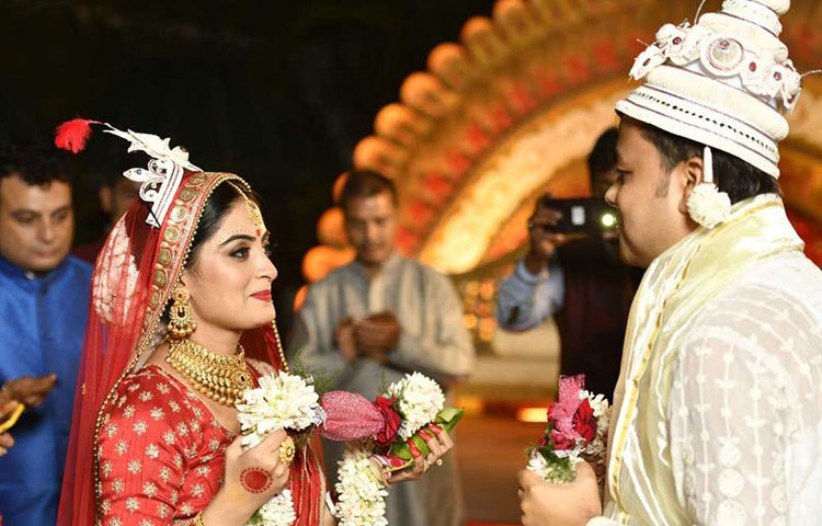 সব্যসাচী মুখোপাধ্যায়ের ডিজাইন করা শাড়িতে বিয়ের দিন সেজেছিলেন অঙ্কিতা। সঙ্গে ছিল ঐতিহ্যবাহী গয়না।