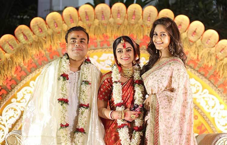 সুন্দরী নায়িকা তৃণা সাহাও এলেন তার ছবির শুটিংয়ের ব্যস্ততার ফাঁকে সময় করে।