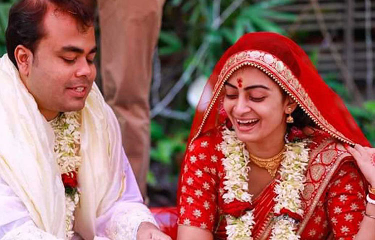 বিয়ে, বাসি বিয়ে সবই হয়েছে বাঙালি রীতি মেনে। নিয়ম অনুযায়ী সব আচার-অনুষ্ঠান পালন করেছেন অভিনেত্রী।