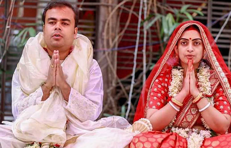 বিয়ে নিয়ে অঙ্কিতা বলেন, ‘বিয়ের পর আমি যাওয়া আসা করব। কারণ কলকাতাতেই মূলত আমার কাজ। আর কাজ বন্ধ করার কোনও প্রশ্নই নেই।’