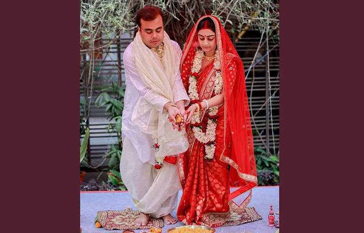 এবার রিসেপশনের পালা। তারপরই হনিমুনে পাড়ি দিচ্ছেন এই জুটি।