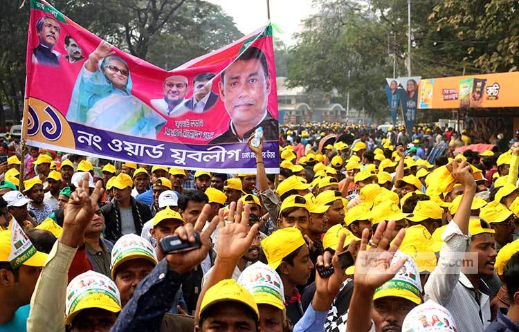 হদুল ক্যাপ পরে বিশাল মিছিল নিয়ে উৎসবে অংশ নিয়েছে ঢাকা মহানগর উত্তরের ১১ নং ওয়ার্ডের নেতাকর্মীরা। তাদের এই মিছিল সবার নজর কেড়েছে। ছবি : মাহবুব আলম