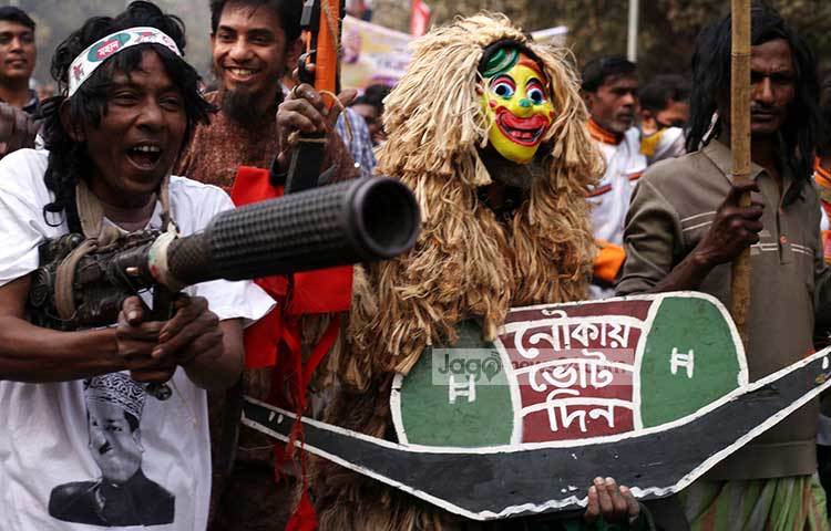 পাটের তৈরি পাপেট নিয়ে নৌকার পক্ষে চাওয়া হচ্ছে। ছবি : মাহবুব আলম