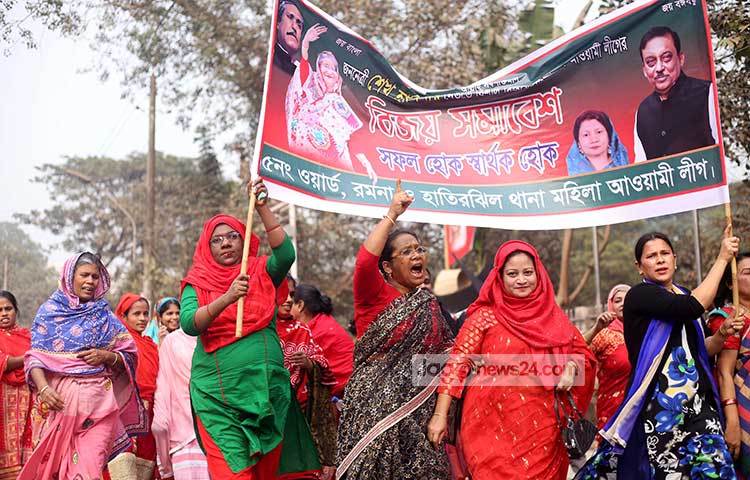 স্লোগানে রাজপথ কাঁপাচ্ছেন মহিলা আওয়ামী লীগ কর্মীরা। ছবি : মাহবুব আলম