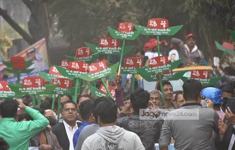 নৌকার প্লাকার্ডে উৎসবে এসেছেন আওয়ামী লীগের নেতাকর্মীরা। ছবি : বিপ্লব দিক্ষিৎ