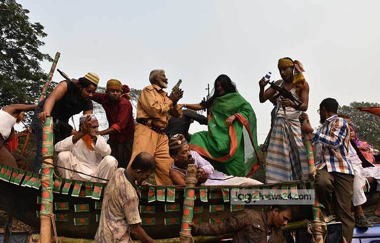 প্রতীকী মুক্তিযুদ্ধের আবহে এসেছেন এই নেতাকর্মীরা। ছবি : বিপ্লব দিক্ষিৎ