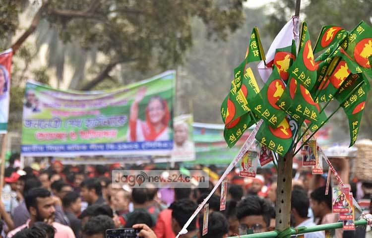 উৎসবে জাতীয় পতাকা বিক্রি করতে এসেছেন এ যুবক। ছবি : বিপ্লব দিক্ষিৎ