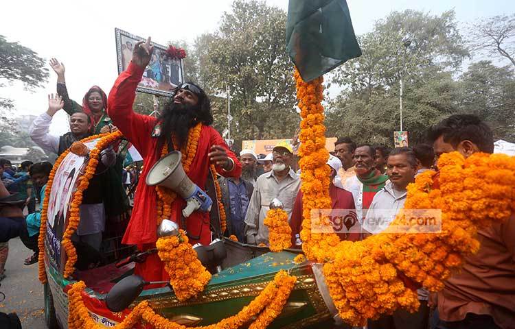 ফুলের জলসায় গাইছেন এক নৌকার অনুসারী। ছবি : মাহবুব আলম