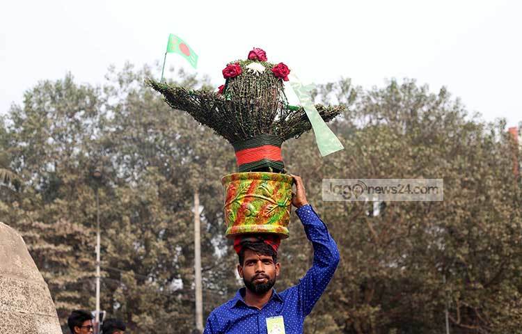 মুক্তিযোদ্ধা বাবার স্বপ্ন নিজ হাতে আওয়ামী লীগ সভাপতি শেখ হাসিনাকে বিরল প্রজাতির গাছের তৈরি নৌকা উপহার দিতে পিরোজপুরের স্বরূপকাঠি থেকে এসেছেন মো. সোহেল। ছবি : মাহবুব আলম
