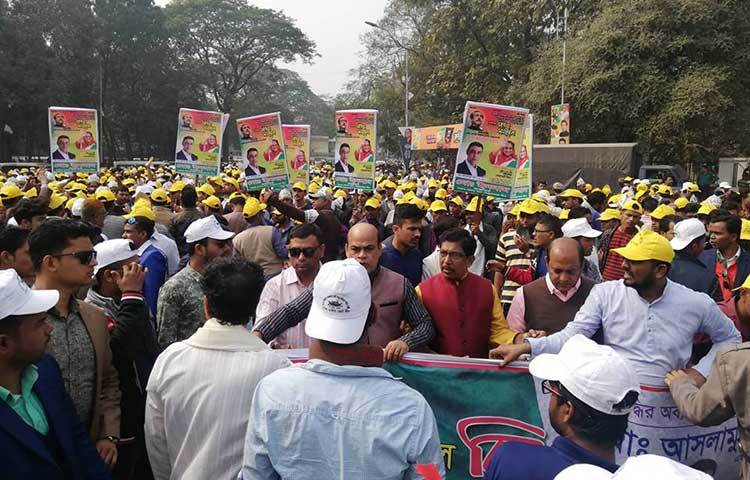 সকাল ১১টা থেকে সোহরাওয়ার্দী উদ্যানে আওয়ামী লীগের বিজয় সমাবেশ ব্যানার, ফেস্টুন নিয়ে মিছিল আসতে শুরু করেছে। ছবি : মাহবুব আলম