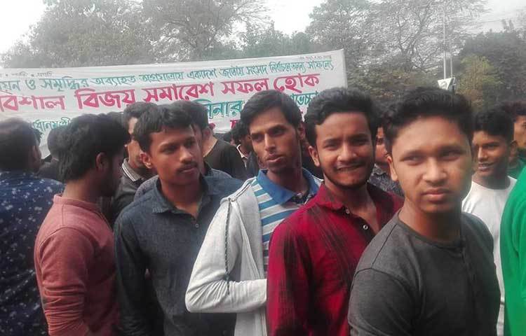 রাজধানীর বিভিন্ন স্থান থেকে আওয়ামী লীগের বিজয় সমাবেশে লোকজন ছুটে আসছে। ছবি : মাহবুব আলম