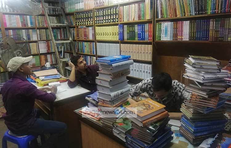 বইয়ের হিসেব নিয়ে ব্যস্ত এক প্রকাশনীর লোকজন। ছবি : মাহবুব আলম