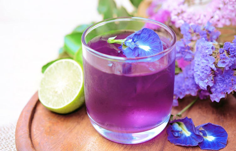 ব্লু টি-র পাশাপাশি জনপ্রিয় হয়েছে পার্পেল টি-ও। এটি নতুন কিছুই নয়, ব্লু টি-এর সঙ্গে লেবুর রস মেশালেই তার রং পরিবর্তন হয়ে যায়।