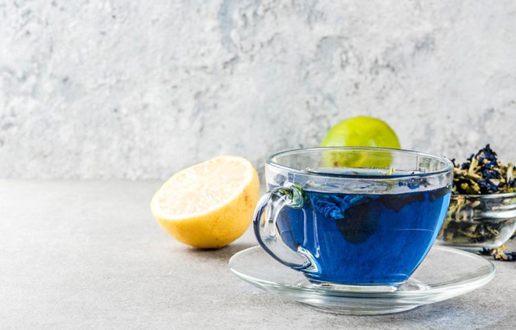 ব্লু টির ব্যবহার শুরু হয় মূলত দক্ষিণ-পূর্ব এশীয় দেশগুলোতে, যার মধ্যে থাইল্যান্ড ও ভিয়েতনাম উল্লেখযোগ্য। সেখানে রাতের খাবারের পরে এই পানীয় পান করে অনেকে। লেবুর রস ও মধু সহযোগে এটি তৈরি করা হয়।