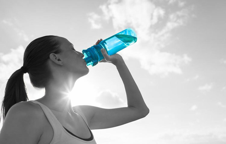 বিশেষজ্ঞদের মতে, ব্লু টি আদতে হেলথ ড্রিঙ্ক। ‘ইন্টারন্যাশনাল জার্নাল অফ ওবেসিটি অ্যান্ড রিলেটেড মেটাবলিক ডিসওর্ডারস’-এর এক সমীক্ষা অনুযায়ী, মোটা হওয়ার সব রকম টিস্যু ও ফ্যাটি লিভার সংক্রান্ত অসুখ হওয়ার থেকে বাঁচায় ব্লু টি।