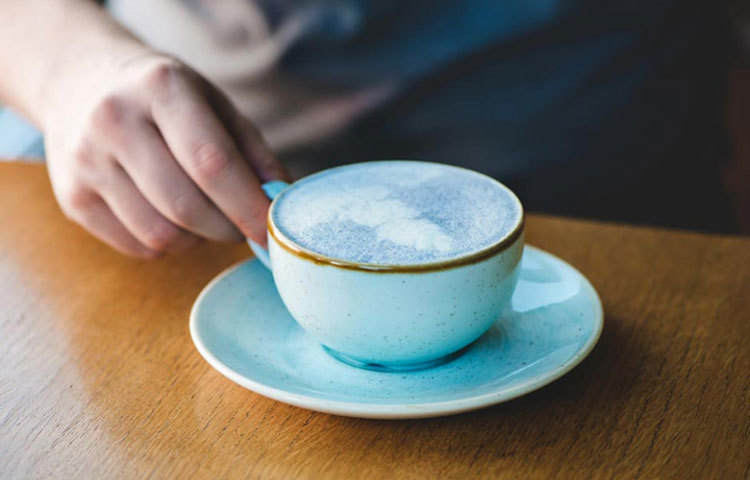 ব্লু টিতে রযেছে অ্যান্টি-গ্লাইসেশন ও ফ্ল্যাভোনয়েড যা ত্বককে মসৃণ রাখে। এটি কাজ করে অ্যান্টি-এজেং হিসেবেও।