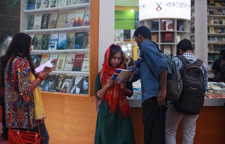 প্রিয় লেখকের পছন্দের বইয়ের কিছু অংশ পাঠ করেই কিনছেন পাঠকরা। ছবি: মাহবুব আলম
