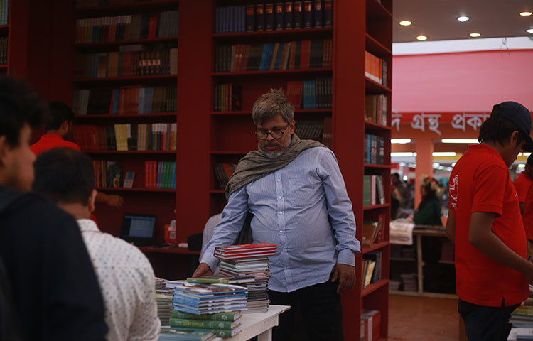 বই সাজানো হচ্ছে একটি স্টলে। ছবি: মাহবুব আলম