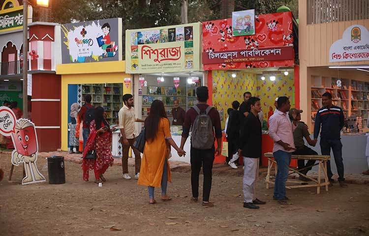 বিভিন্ন স্টলে ঘুরে ঘুরে পছন্দের বই খুঁজছেন পাঠকরা। ছবি: মাহবুব আলম