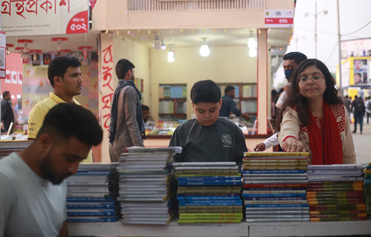 বই পছন্দ করছে এক শিশু পাঠক। ছবি: মাহবুব আলম