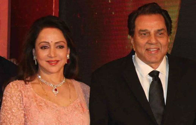 হেমা মালিনী ও ধর্মেন্দ্র দু’জনেই তাদের সময়ে অসম্ভব জনপ্রিয় ছিলেন। হেমার জনপ্রিয়তা খানিকটা হলেও ধর্মেন্দ্র চেয়ে বেশি ছিল। ক্যারিয়ারের শেষের দিকে হেমার পারিশ্রমিকও ছিল খানিকটা বেশি।