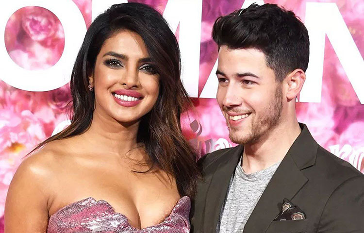 ২০১৮ সালের ১ ডিসেম্বর সাত পাকে বাঁধা পড়েছেন প্রিয়াঙ্কা চোপড়া ও নিক জোনাস। বিয়ের পর এটা তাদেরও প্রথম ভালোবাসা দিবস। প্রথমে এই দিনটি নিয়ে বিশেষ কোনো পরিকল্পনা ছিল পিগি চপস বা মার্কিন পপ তারকা নিকের। তবে পরে একটা পরিকল্পনা করেছেন তারা।